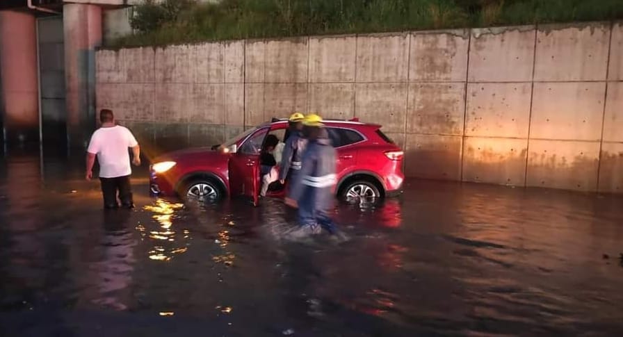Serios encharcamientos sin afectaciones físicas a personas, deja fuerte aguacero en San Andrés Cholula