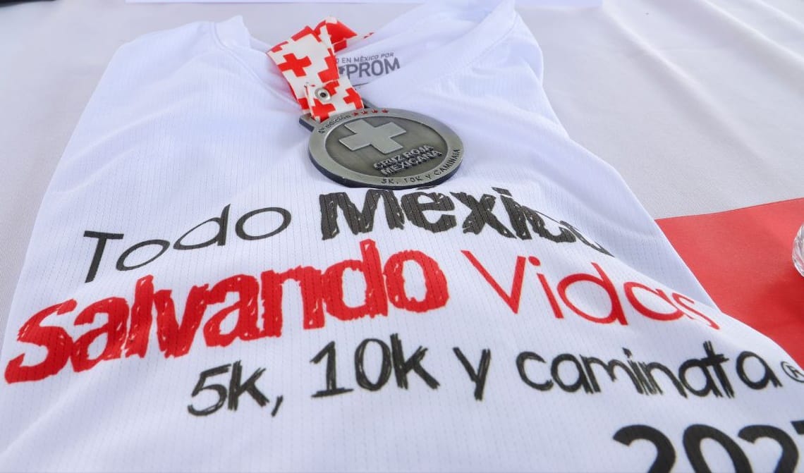 Presenta ayuntamiento de San Andrés Cholula y Cruz Roja la playera y medalla de la carrera todo México Salvando Vidas