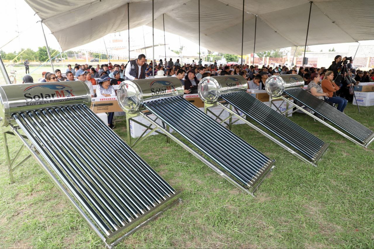 Realiza Mundo Tlatehui tercera entrega de calentadores solares del programa Presupuesto Participativo 