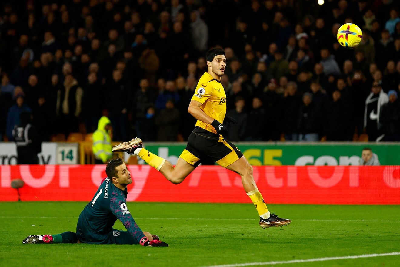 Además del Barcelona, otro club de Europa quiere a Raúl Jiménez 