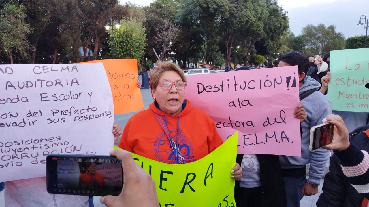 Marchan alumnos y padres de familia del CELMA exigen destitución de la directora general