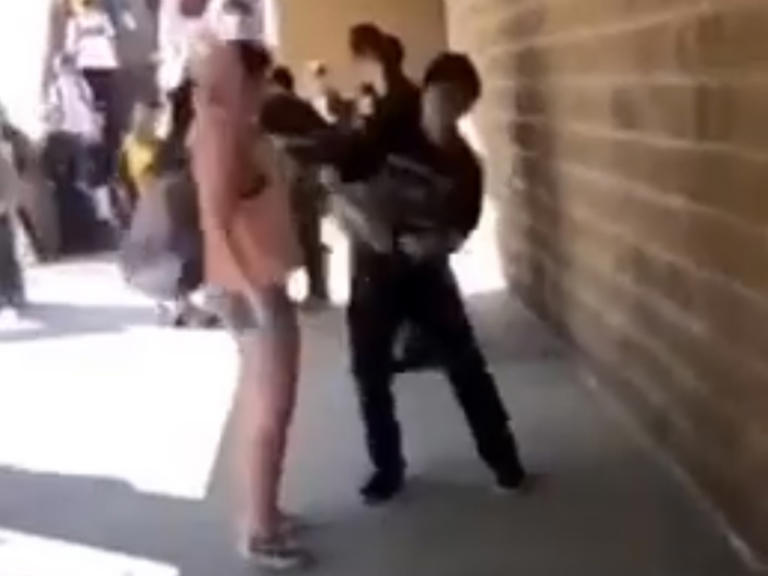 Chica intimida y acorrala a joven, que responde golpeándola y desata polémica en redes (Vídeo)