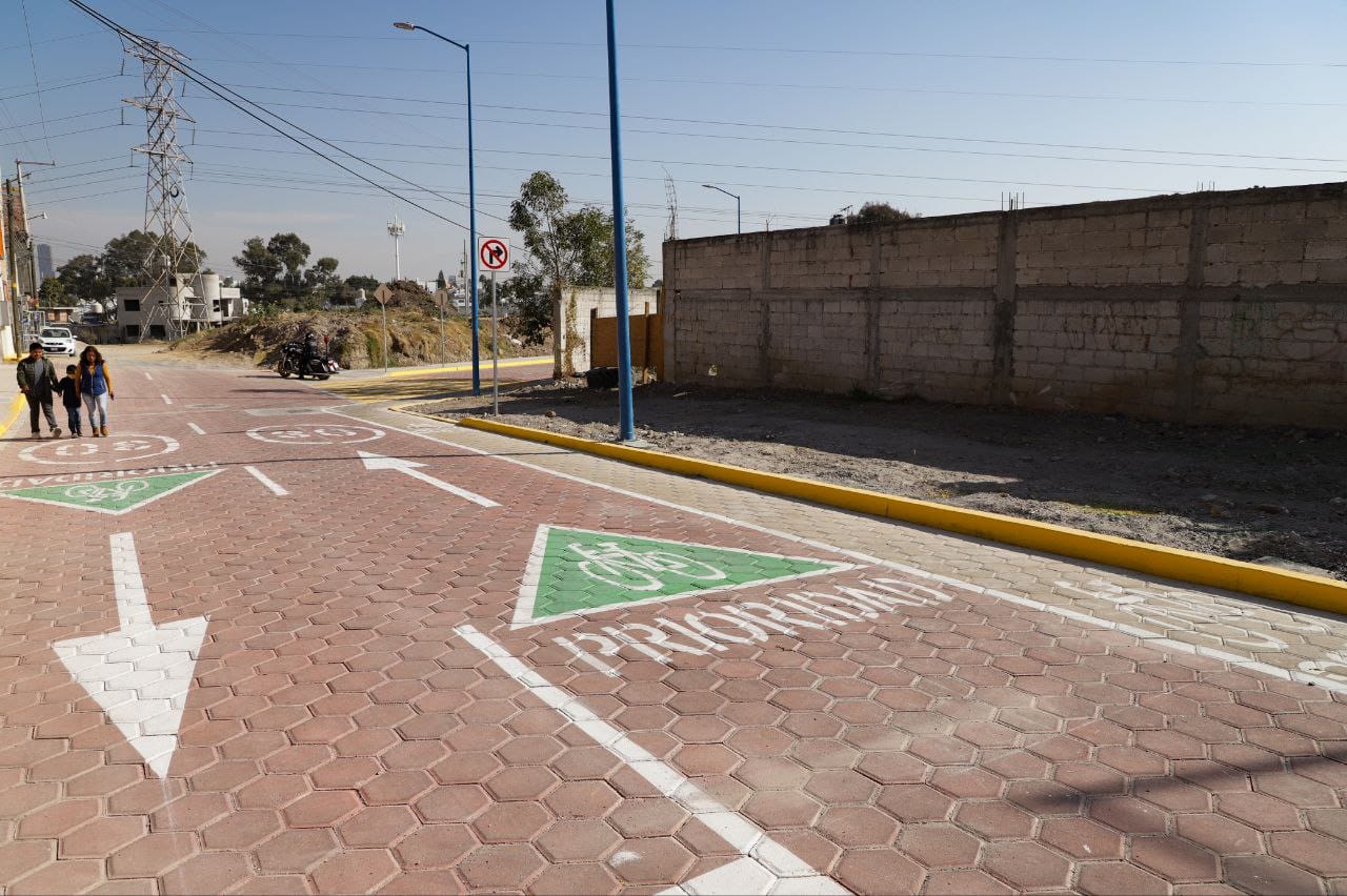 Inaugura Mundo Tlatehui adoquinamiento en calles de la colonia Emiliano Zapata