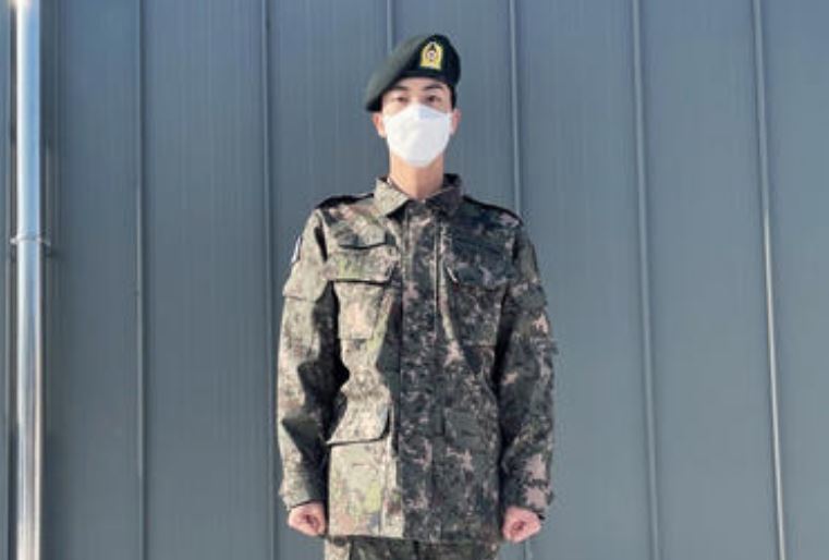 Jin de BTS completa el entrenamiento militar básico
