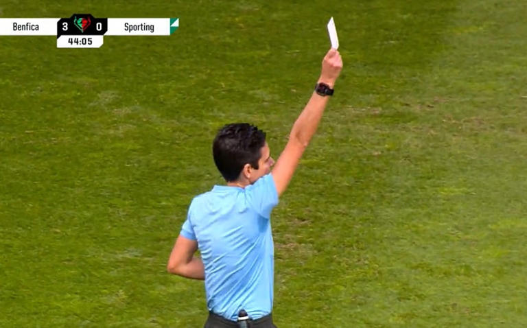 Sacan tarjeta blanca por primera vez en un partido de futbol; esto es lo que significa