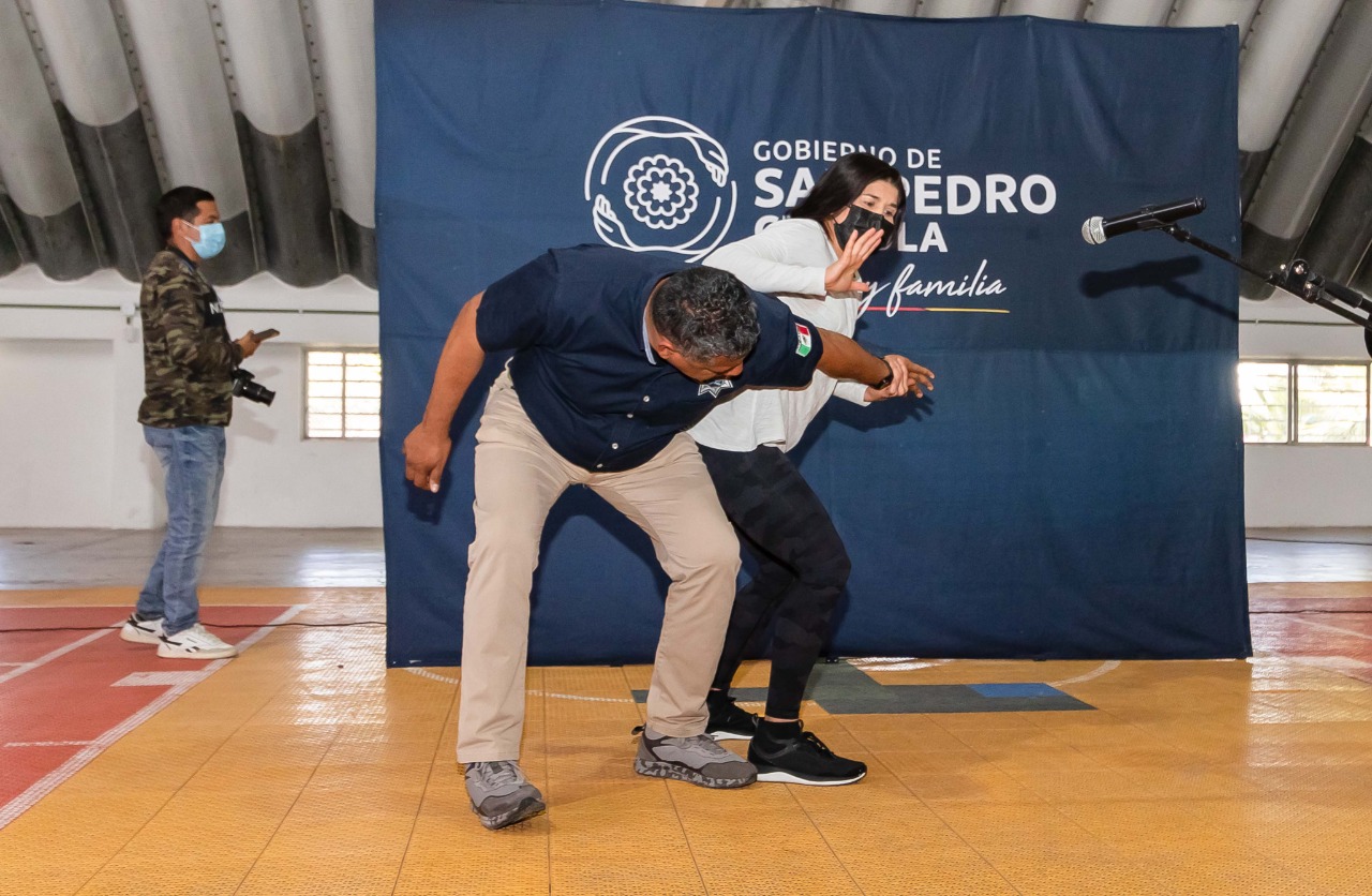 Primera mexicana en competir en la UFC imparte curso de defensa a mujeres cholultecas