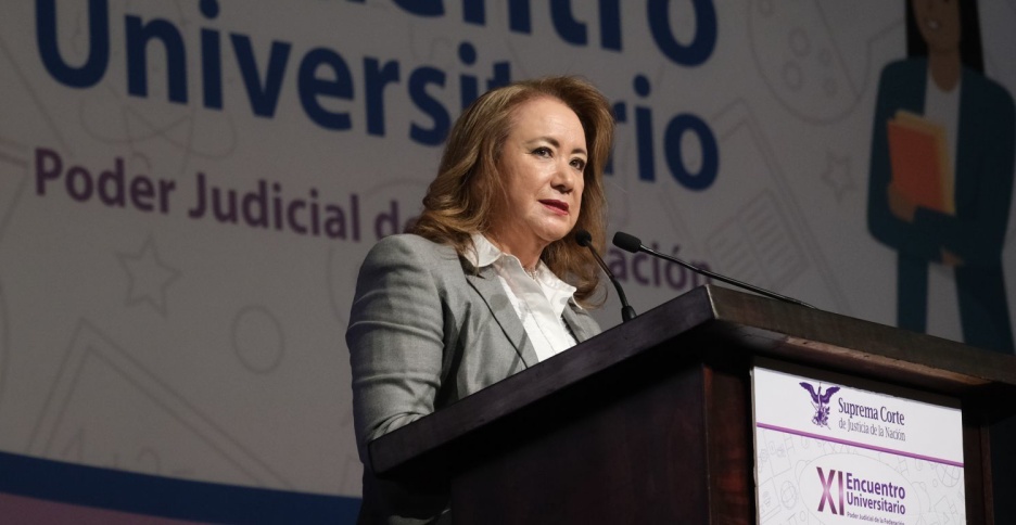 Asesora de tesis de Yasmín Esquivel tituló a otros 8 alumnos con trabajos casi idénticos 