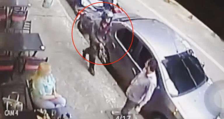 Falso repartidor de comida intenta asaltar a hombre en la calle pero víctima lo abate (Vídeo)