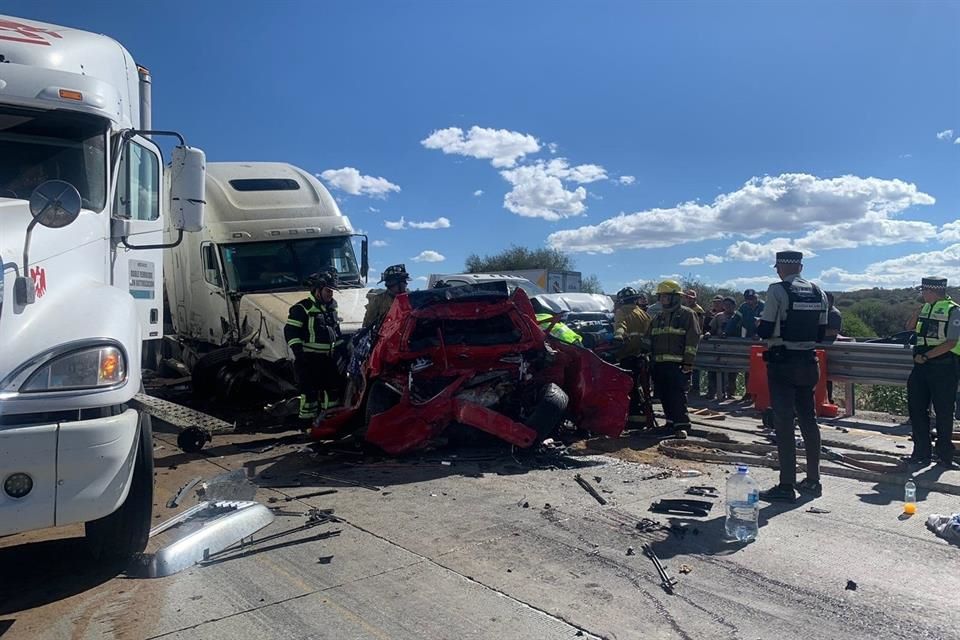 Carambola en la México-Querétaro deja al menos un muerto y 10 heridos