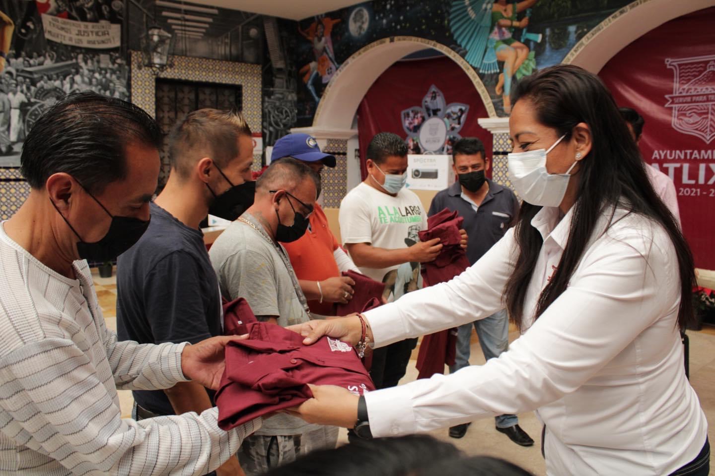 Entrega ayuntamiento que encabeza Ariadna Ayala apoyos a escuelas y colectivos civiles de Atlixco