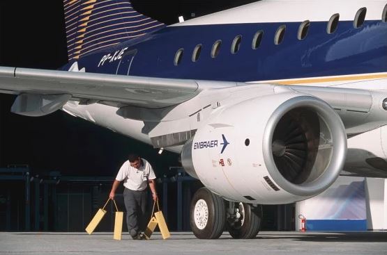 Trabajador muere en EU tras ser succionado por una turbina de avión