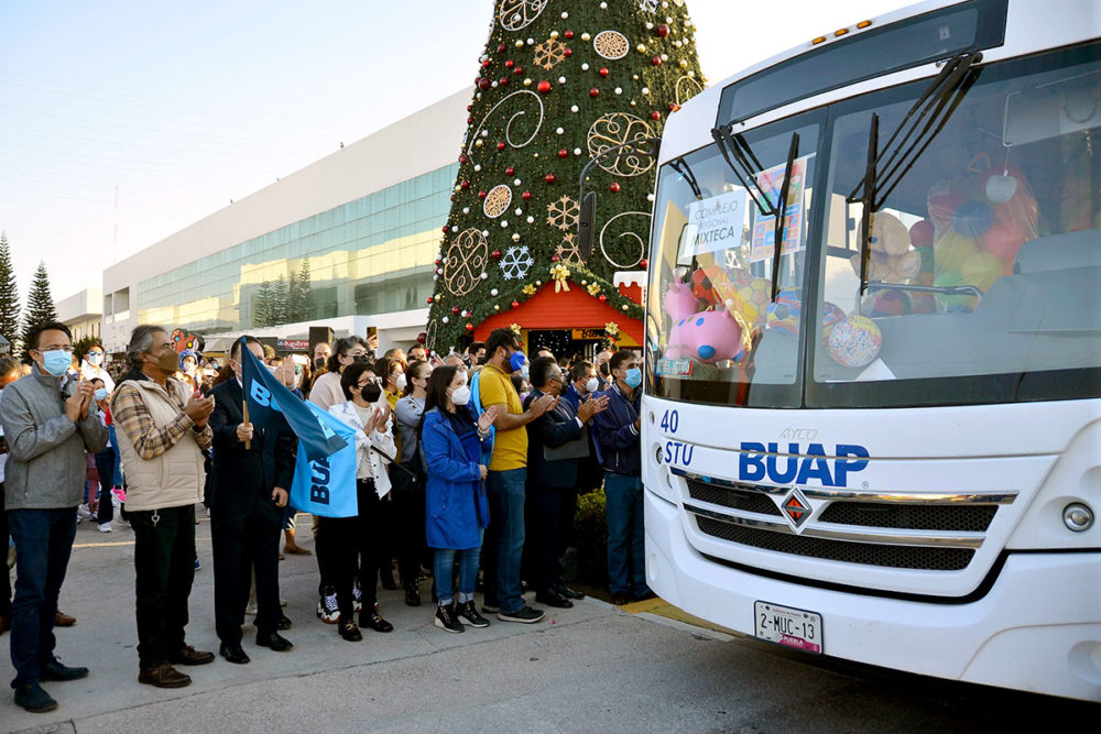 BUAP colabora con Reyes Magos al regalar 14 mil juguetes