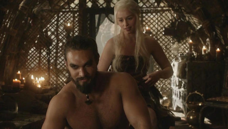 Emilia Clarke confiesa que lloraba durante las escenas de sexo con Jason Momoa en Game Of Thrones