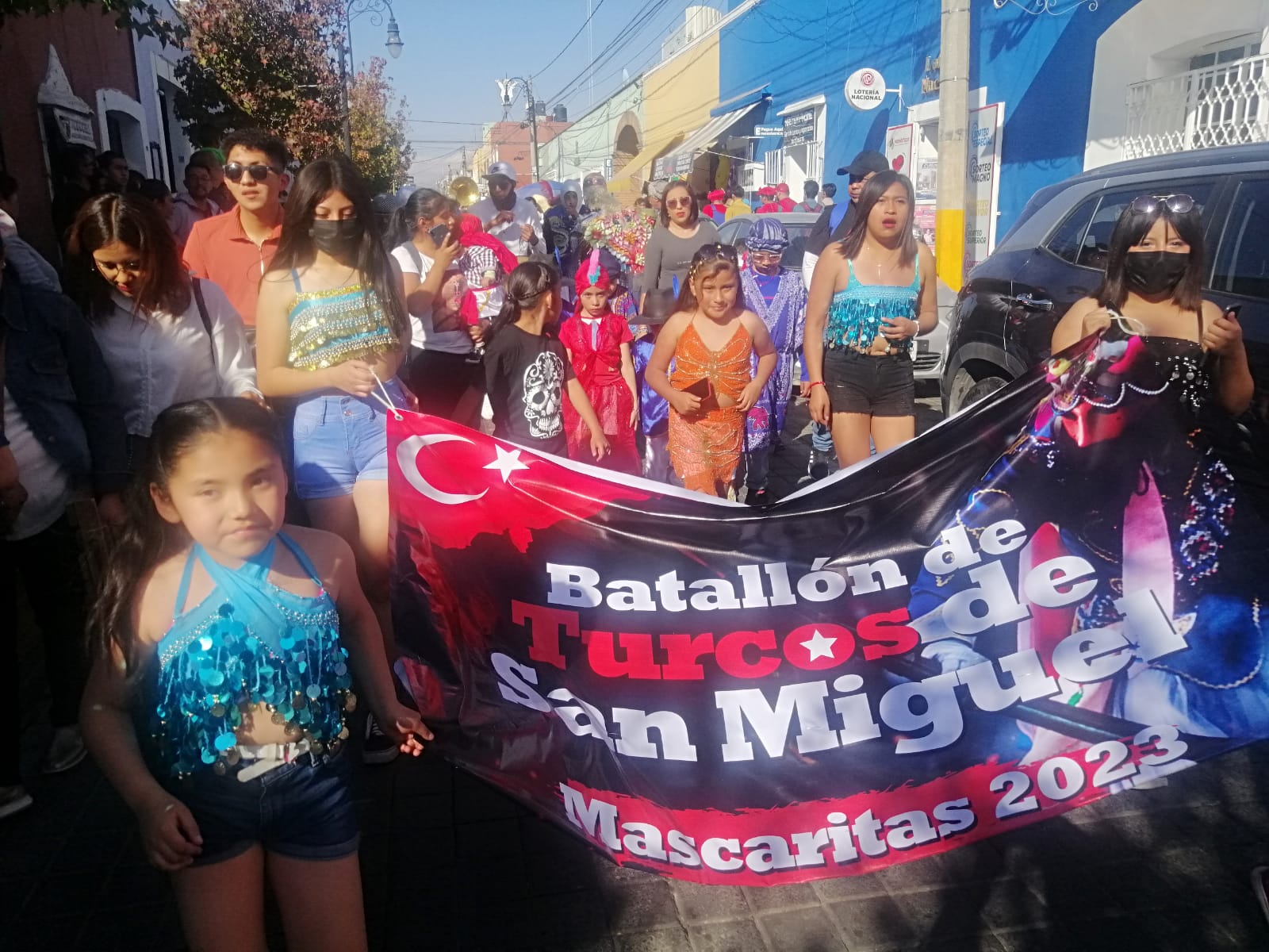 Zoavos Xixitla encabeza “Desfile de Mascaritas” en San Pedro Cholula  