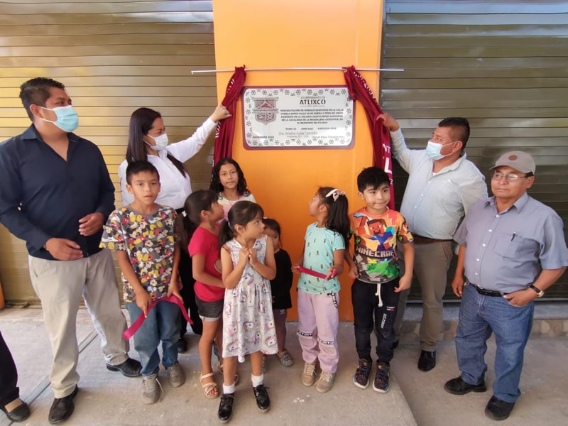 Ariadna Ayala dota de servicios básicos a familias de juntas auxiliares de Atlixco