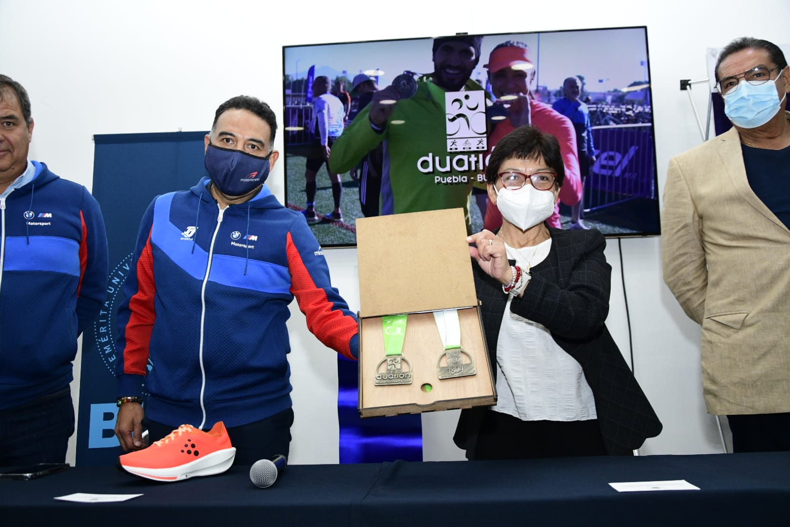 La rectora Lilia Cedillo presentó la medalla para el Duatlón Puebla-BUAP
