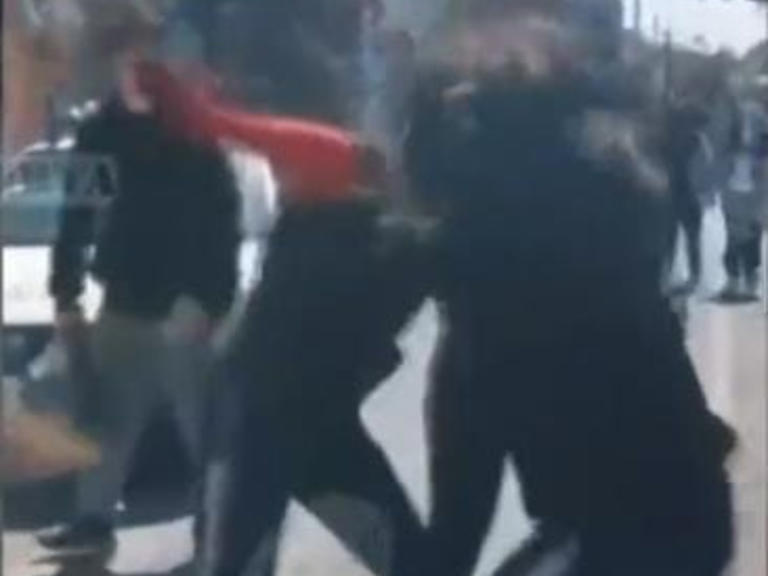 “Pártele su…” Madre alienta a pelear a su hija afuera de secundaria (Vídeo)