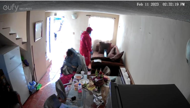 Cámara de seguridad capta a paramédico de la Cruz Roja robando objetos de una víctima fallecida (Vídeo)