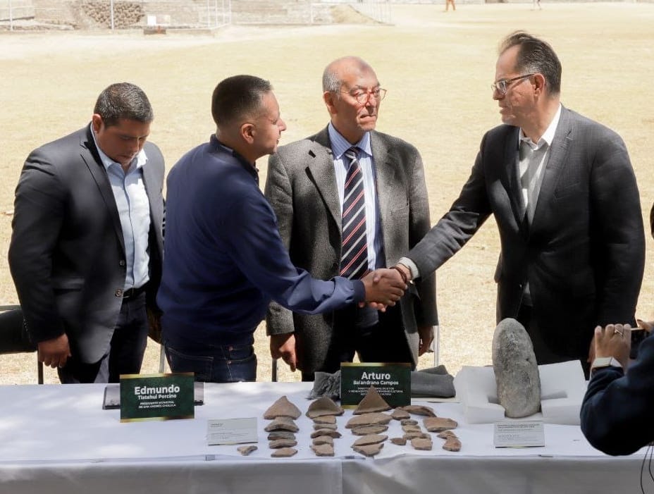 Presentan piezas prehispánicas encontradas en rehabilitación de la escalinata del “Pocito” de la Gran Pirámide de Cholula