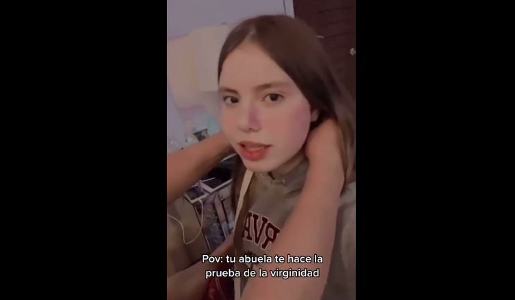 Abuelita grita tras realizar curiosa "prueba de virginidad" a su nieta, se hace viral (Vídeo)