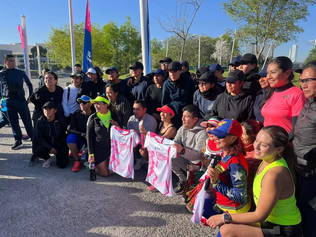 Eduardo Rivera presentó playera y medalla para la Carrera de la Mujer
