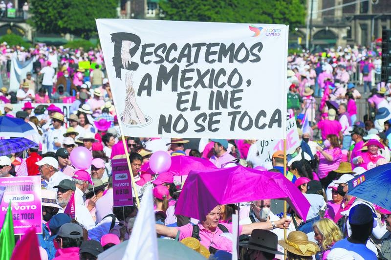 Con un Zócalo a reventar, miles defienden al INE y al voto libre