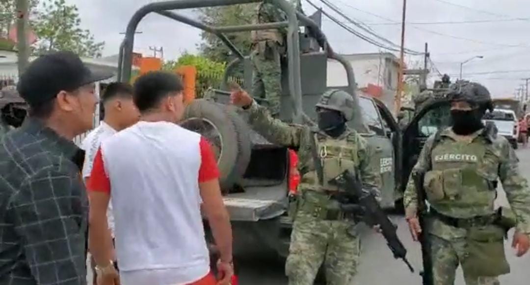 "Accionaron sus armas": Militares son agredidos por familiares de presuntos jóvenes delincuentes (Vídeo)