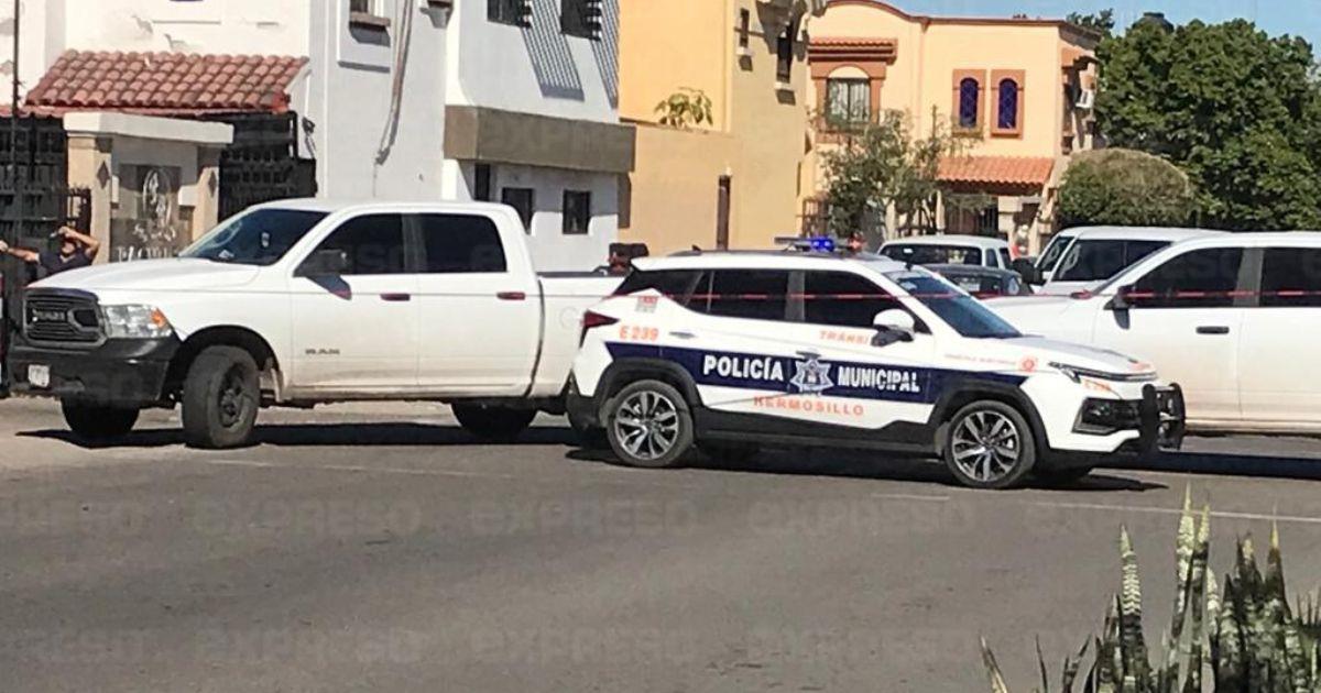 Mujer muere tras atorarse al bajar del camión en Sonora