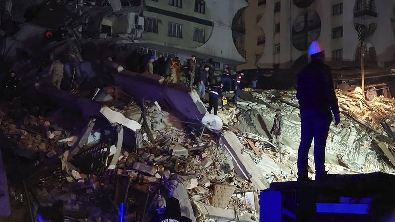 Terremoto en Turquía: Mueren más de 2,300 personas y cientos están atrapadas en escombros