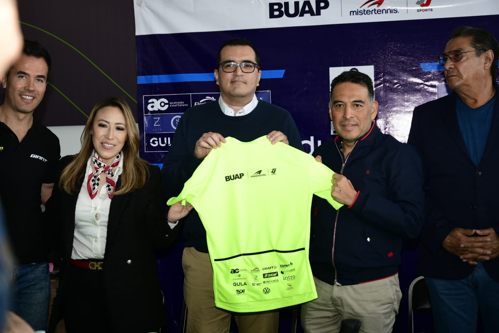 Presentan la playera y medalla para el Duatlón Puebla-BUAP