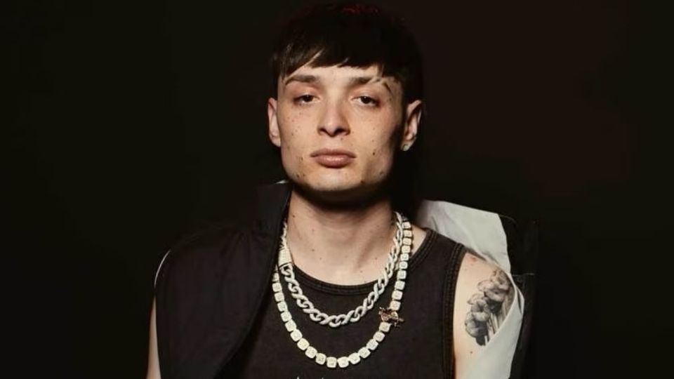 Fanáticos de Peso Pluma se burlan del cantante por querer tener 20 mujeres, una en cada país