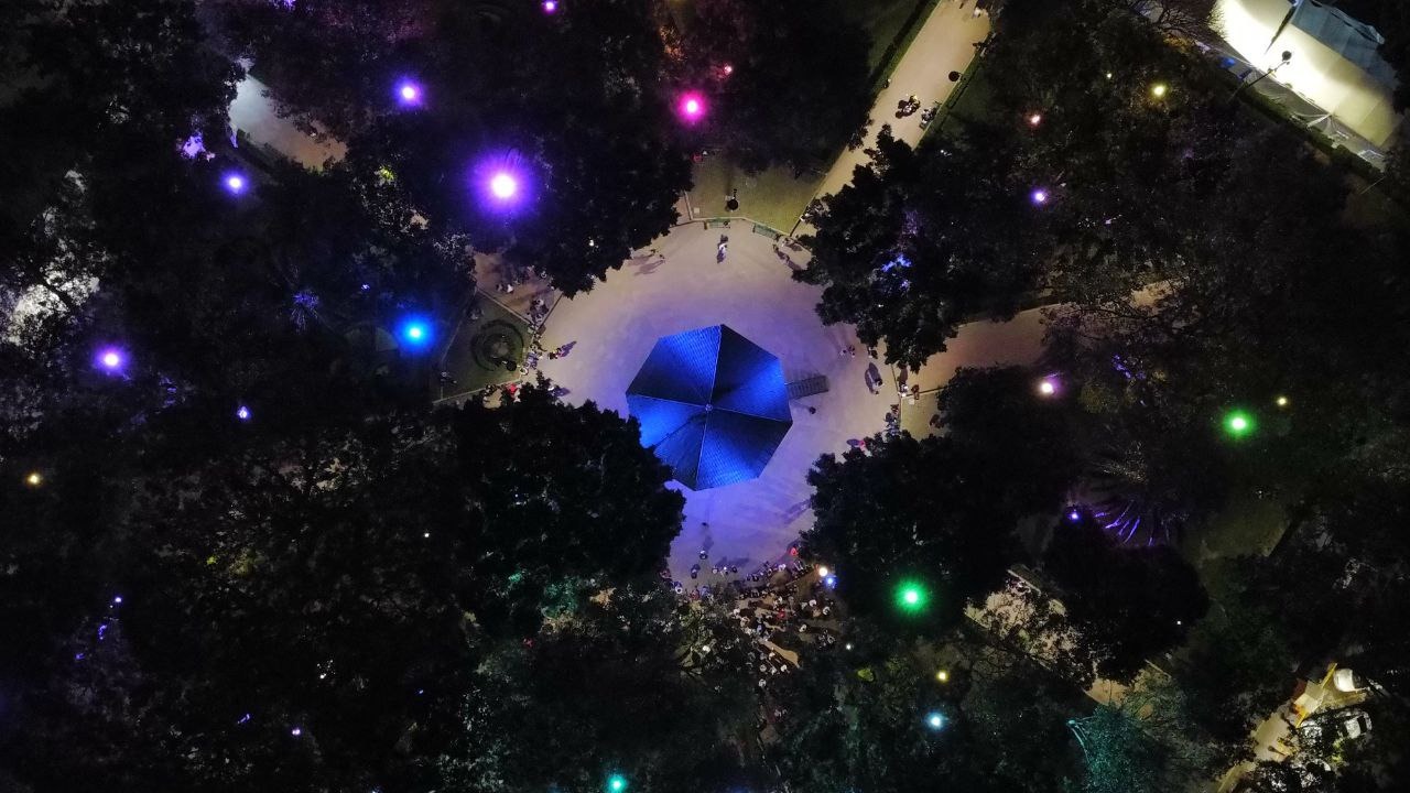 Junto a las familias, Paola Angon inauguró la nueva iluminación del zócalo