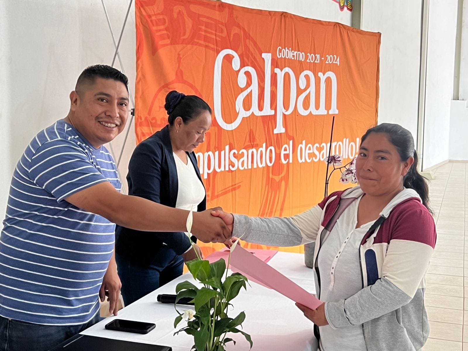 Salientes alumnos del INEAH reciben diploma de graduación de manos de Fernando Castillo