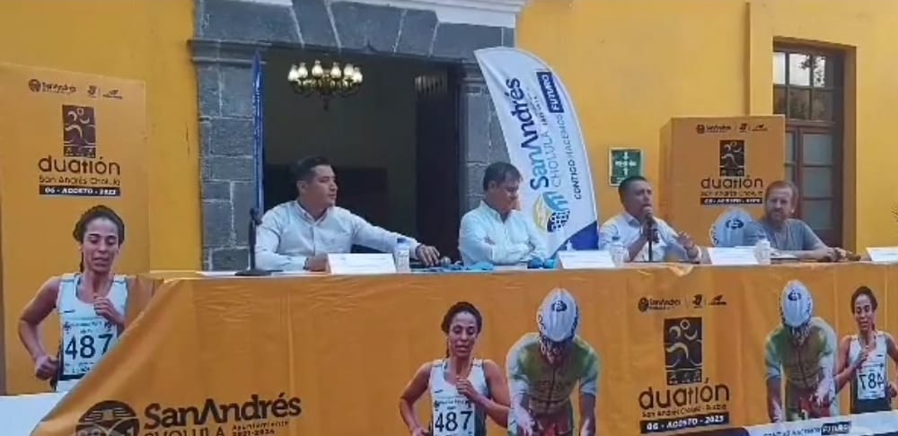 Edmundo Tlatehui presenta jersey y medalla de “Duatlón San Andrés Cholula 2023”