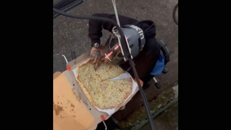 Repartidor se hace viral por comerse una rebanada de pizza y dejarla como si nada pasó (Vídeo)
