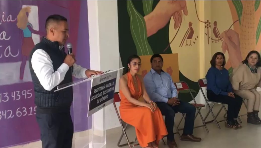 Inaugura Edmundo Tlatehui mural en San Antonio Cacalotepec "Pinceladas por la Igualdad"