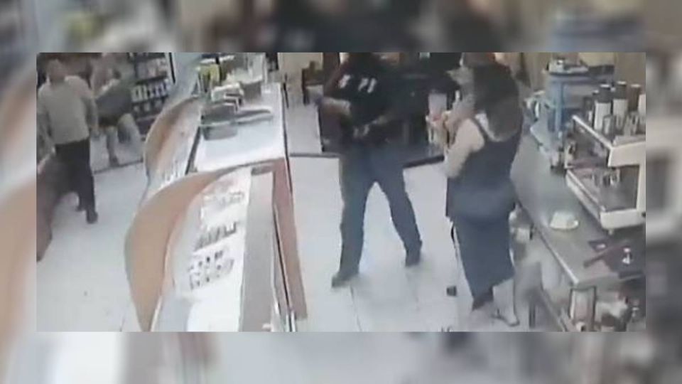"Fue un ataque directo": Sicarios acribillan a mujer dentro de panadería (Vídeo)