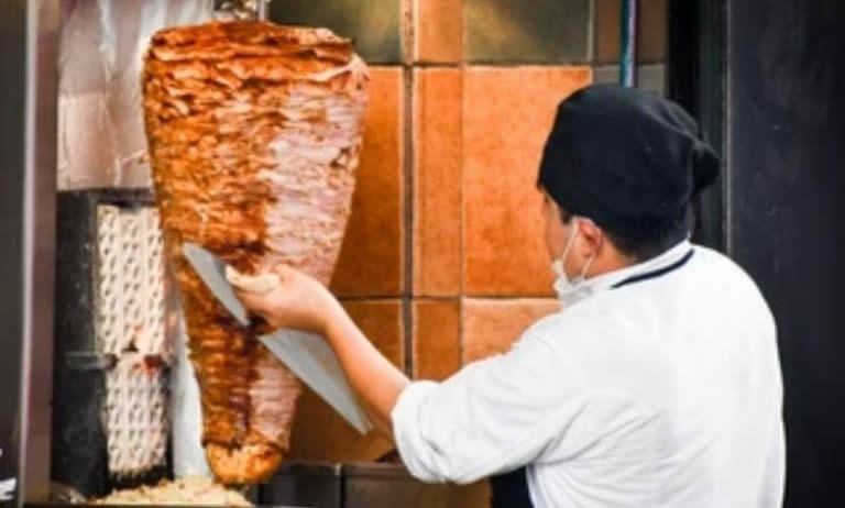 ¿El fin de los taqueros? Crean maquina de tacos al pastor (Vídeo)