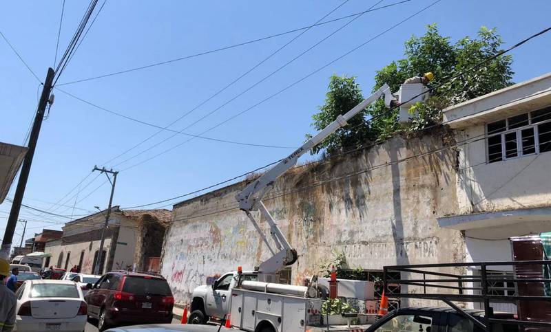 Trabajadores de CFE son desalojados a balazos en Zitácuaro, Michoacán