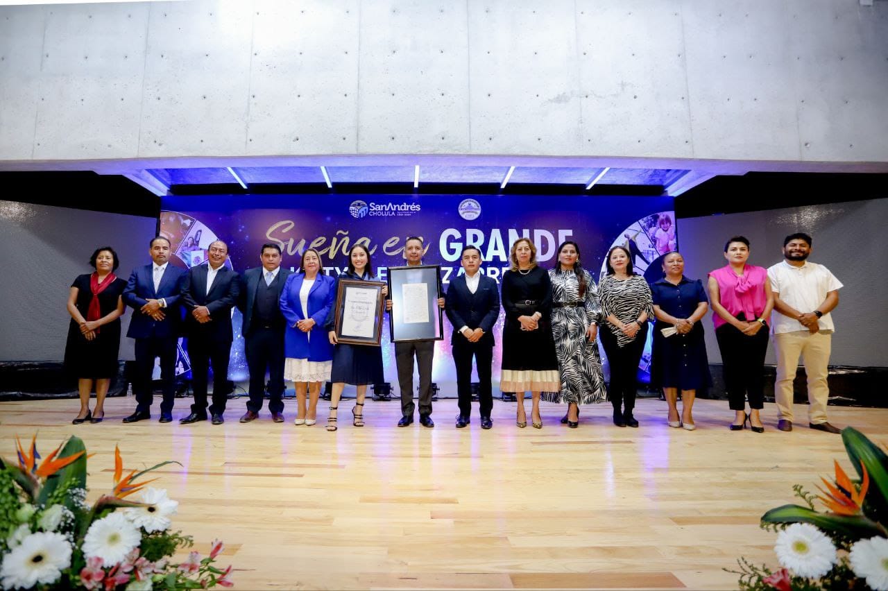 Entrega Ayuntamiento de San Andrés Cholula nombramiento de visitante distinguida a Katya Echazarreta