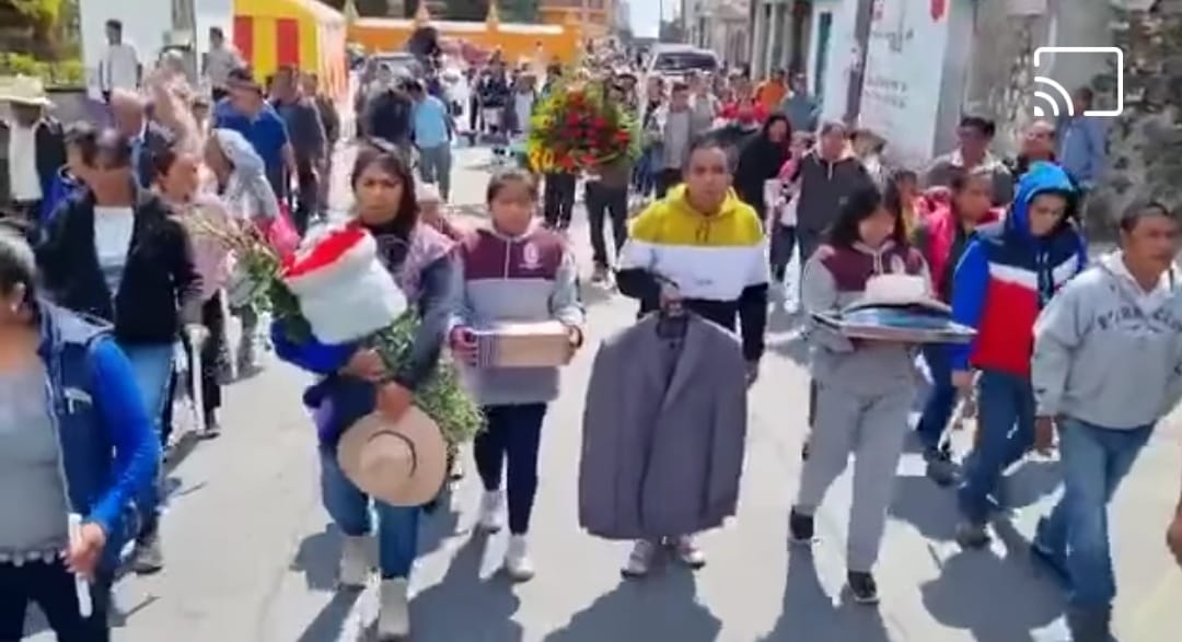 Cancelan pobladores de Santiago Xalitzintla subida a “Don Goyo” por clima y exhalaciones 