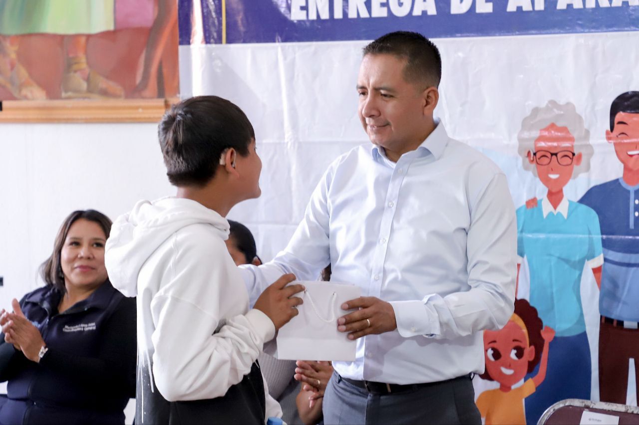 DIF municipal de San Andrés Cholula continúa cambiando vidas con la entrega de auxiliares auditivos