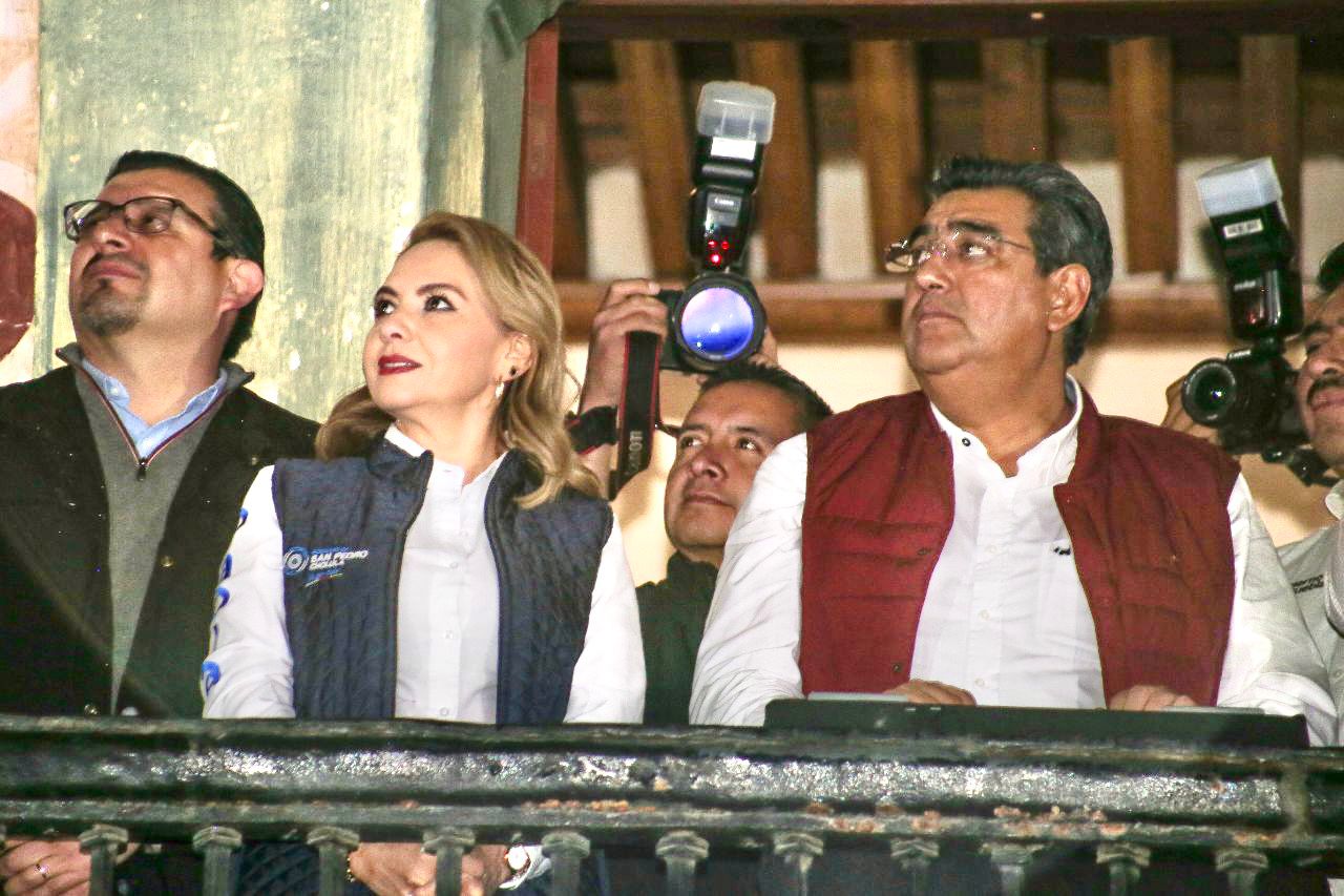 Gobernador y presidenta municipal encienden iluminación “Chula mi Cholula en Primavera”, en el zócalo