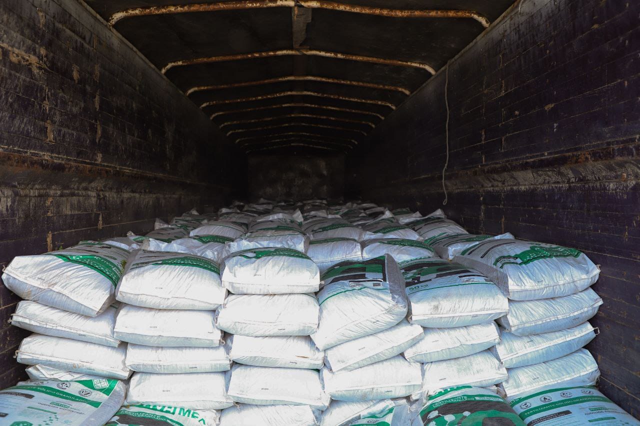 Entregó Mundo Tlatehui 30 toneladas de fertilizante en San Luis Tehuiloyocan