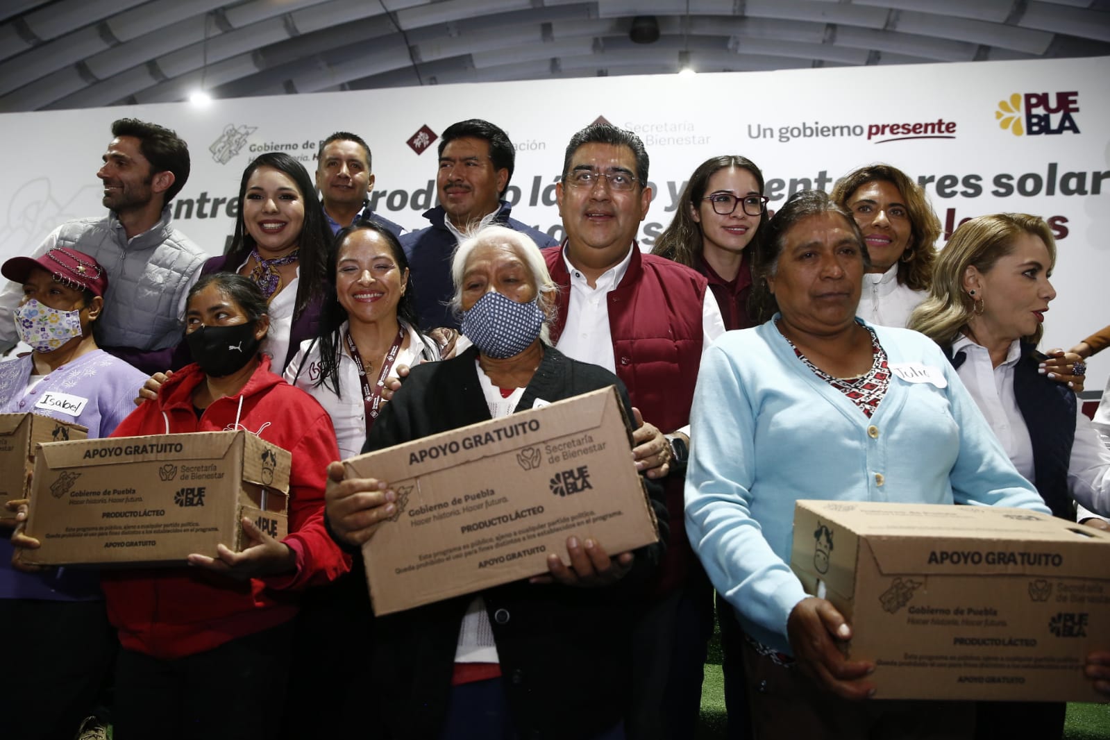 Entrega de apoyos en San Pedro Cholula son una realidad con Salomón Céspedes: Tonantzin Fernández 