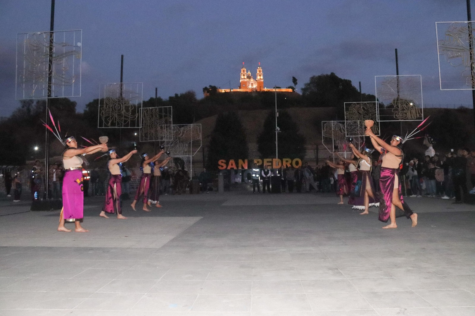 Con juego de pelota, pirotecnia y verbena, inaugura Paola Angon Foro Quetzalcóatl