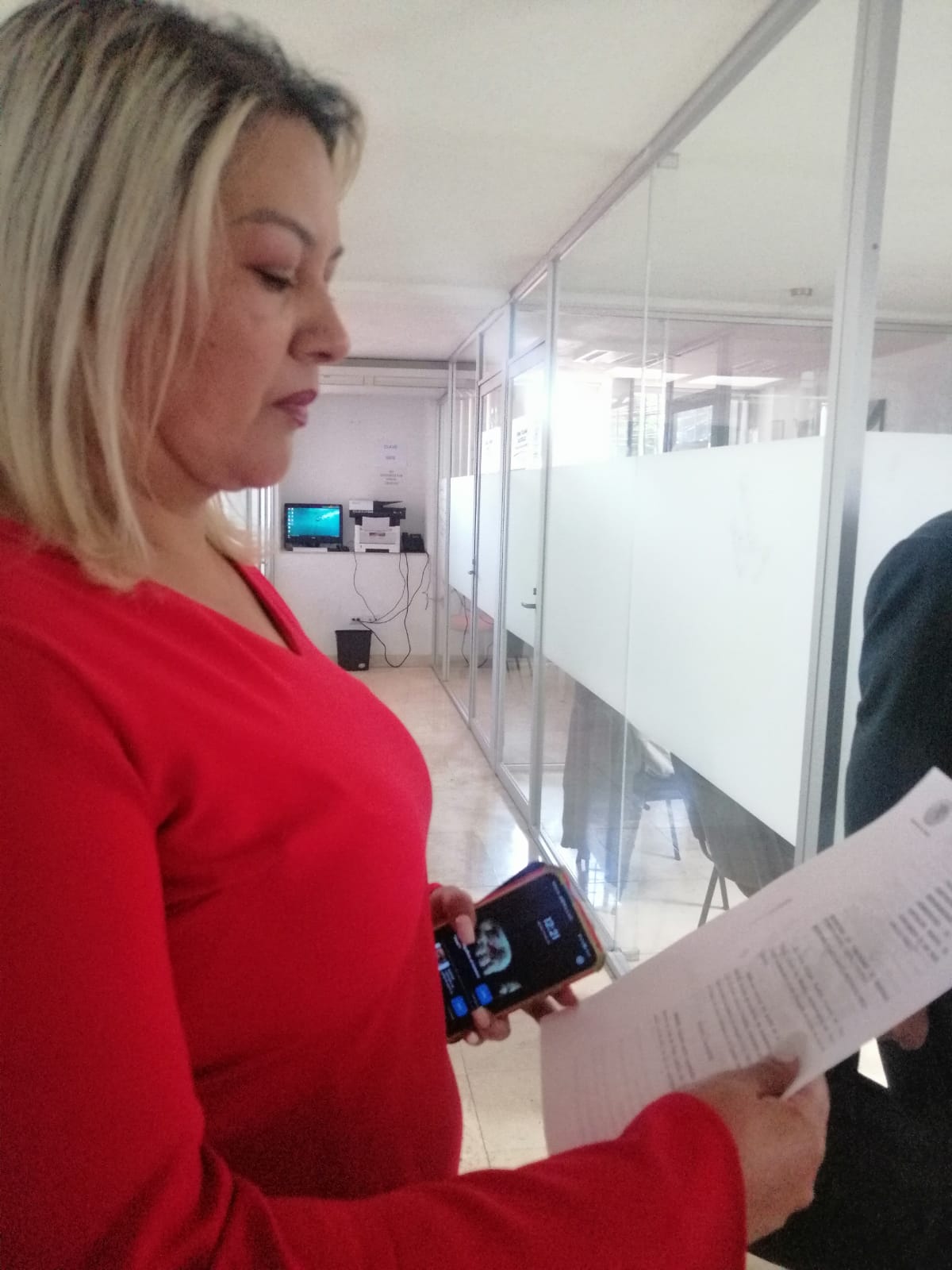 Beatriz Pérez Fragoso hace entrega de resolución a su favor a Contraloría de SPCH