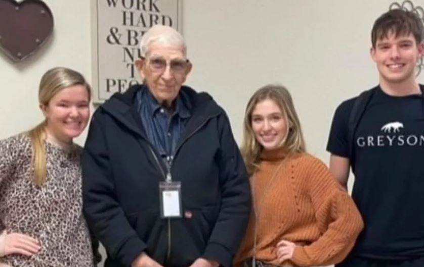 Alumnos recolectan casi 5 millones para jubilación del conserje de su escuela; caso viral se hace viral