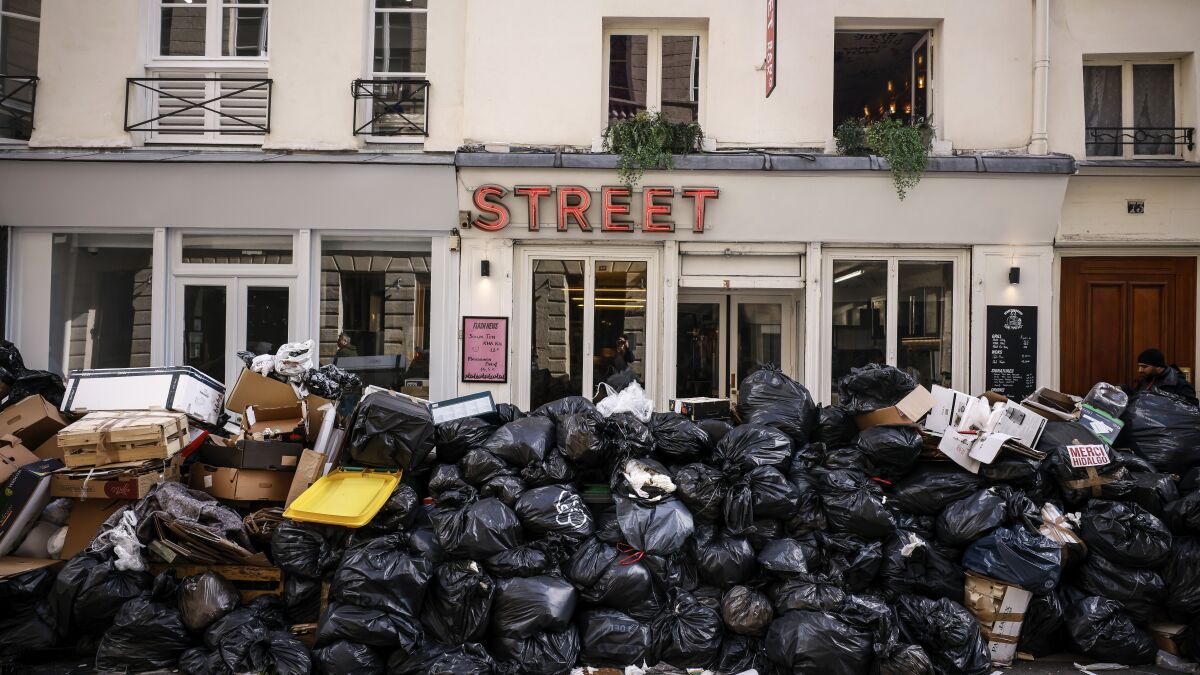 Basura en París se convierte en símbolo de protestas por la nueva ley de jubilación de Francia