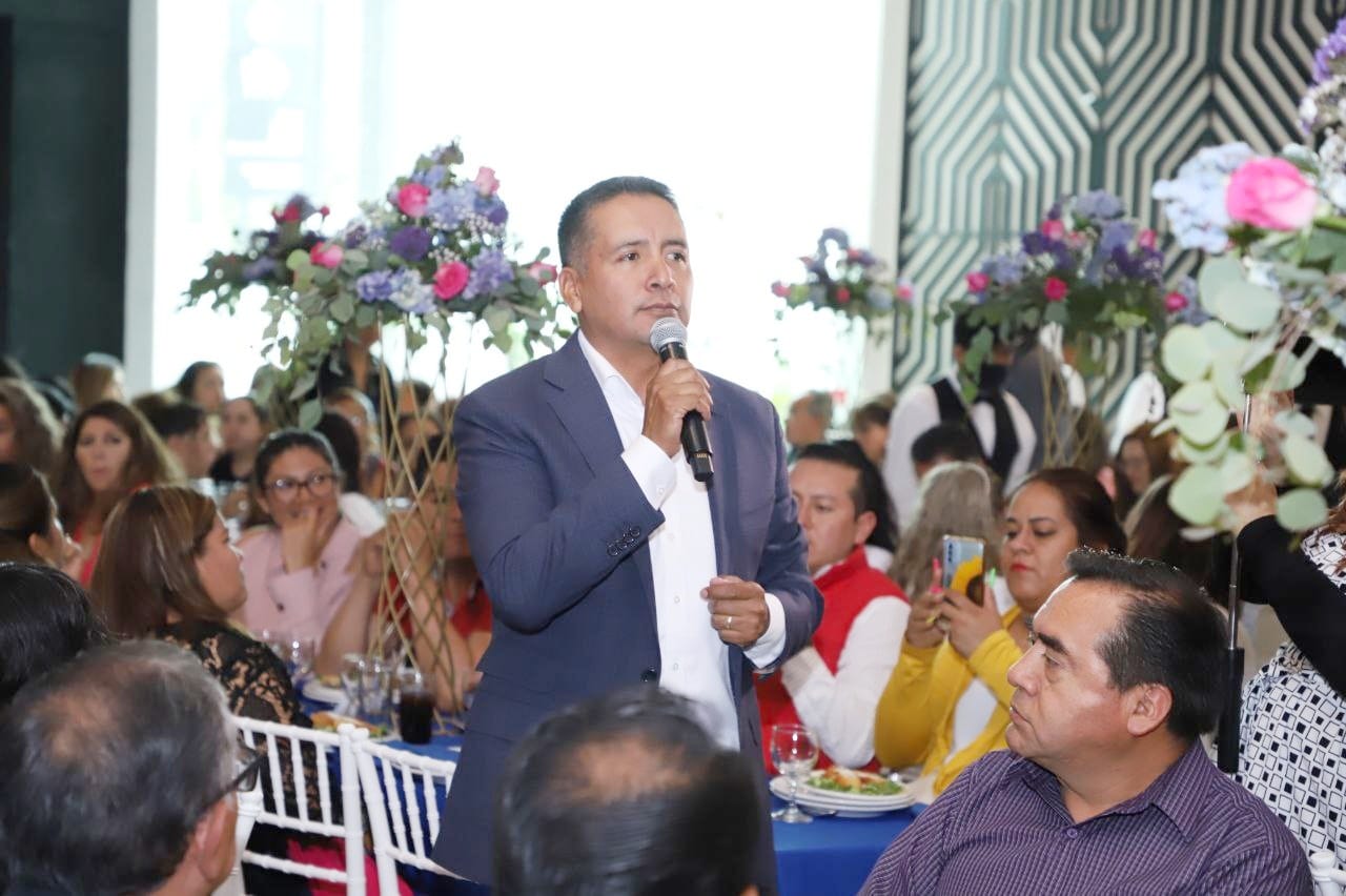 Edmundo Tlatehui festeja y reconoce labor formativa a mil 300 maestros de San Andrés Cholula 